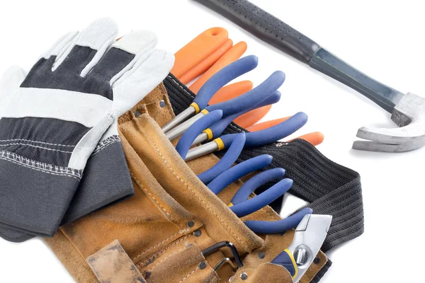 Primer plano del cinturón de herramientas con llave inglesa y guantes de mano — Foto de Stock