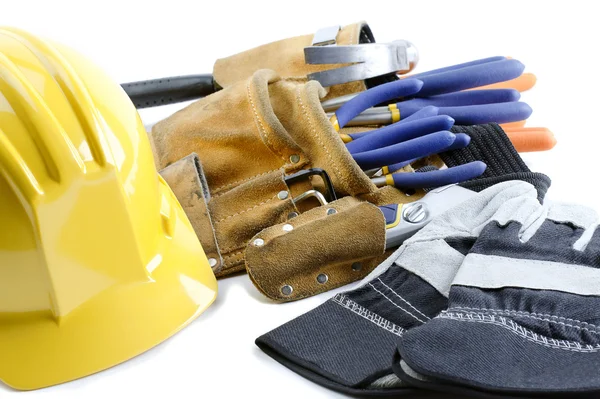 Primer plano de guantes de sombrero amarillo y cinturón de herramientas — Foto de Stock
