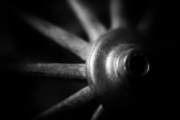 Image en noir et blanc d'une roue — Photo