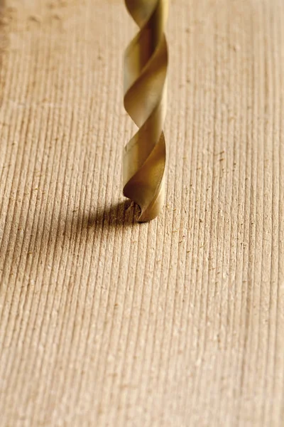 Perfuração de uma peça de madeira — Fotografia de Stock