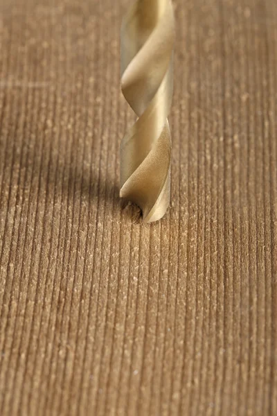 Macro shot di perforazione di un foro in legno — Foto Stock