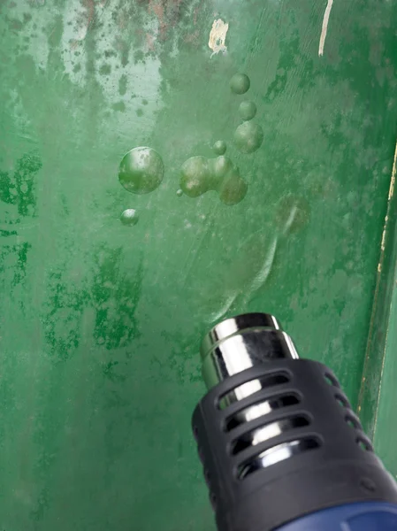 Pistola de calor para quitar pintura de la superficie de madera — Foto de Stock