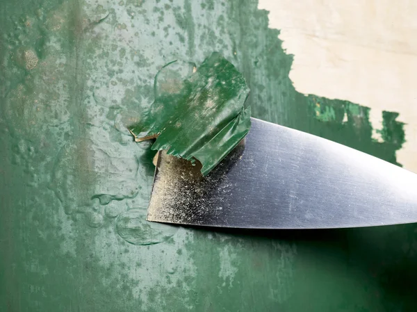 Removing paint using a chisel — Stock Photo, Image