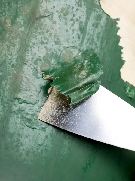 Scraping paint on the wall — Stock Photo, Image