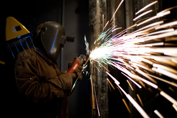 Trabalhador manual com ferramenta de corte de metal — Fotografia de Stock