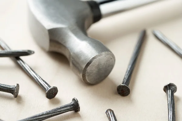 Hammer und Nägel aus Metall — Stockfoto