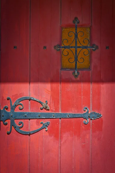 Rote Tür mit kompliziertem Scharnier — Stockfoto