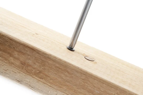 Schraube wird in ein Holz geschraubt — Stockfoto