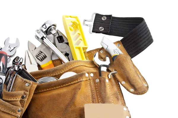 Correa de herramientas con herramientas de trabajo sobre fondo blanco — Foto de Stock