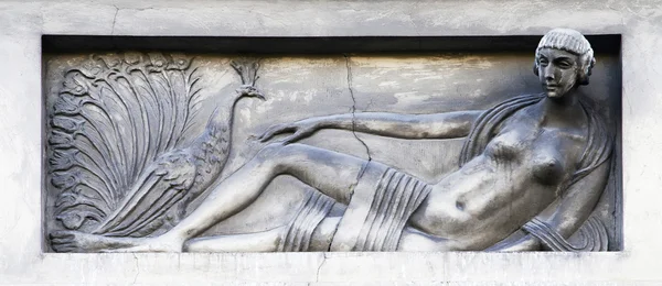 Bas-relief - fille stylisée avec un faisan — Photo