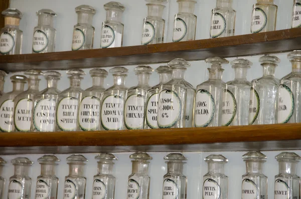 Пустые фармацевтические бутылки — стоковое фото