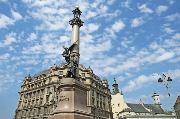 Monument voor de dichter mickiewicz in lviv — Stockfoto