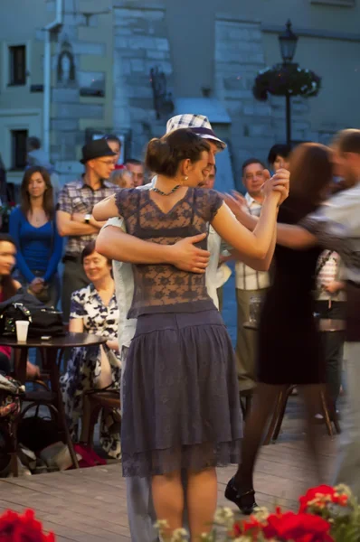Passionate tango in the streets of Lviv — Stock Photo, Image