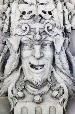 jester'ın kafası şeklinde heykel