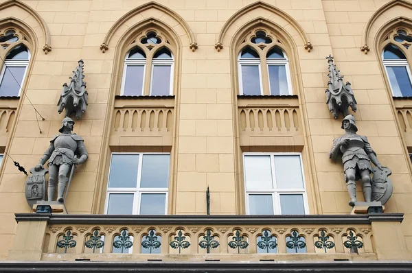 Facade with statues of knights — Stock Photo, Image