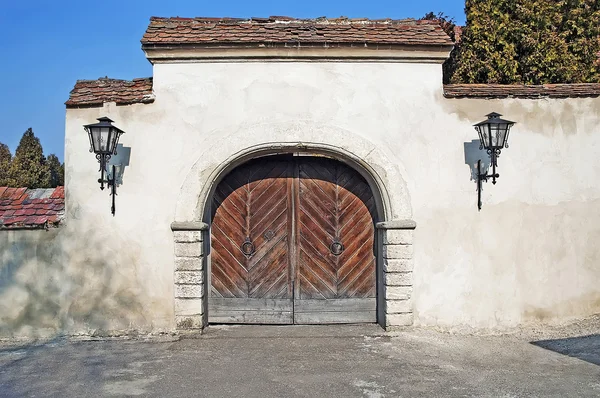 Il cancello d'ingresso al vecchio cortile — Foto Stock