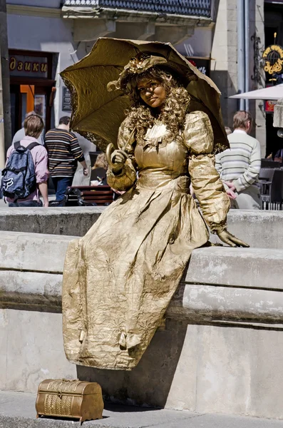 Living statue - girl with an umbrella — Stock Photo, Image