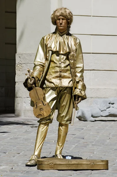 Living statue - the man in the image of the musician — Stock Photo, Image