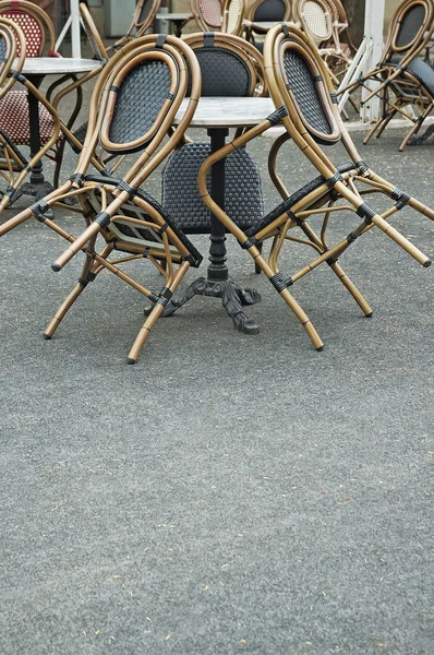 Стол и стулья на улице — стоковое фото