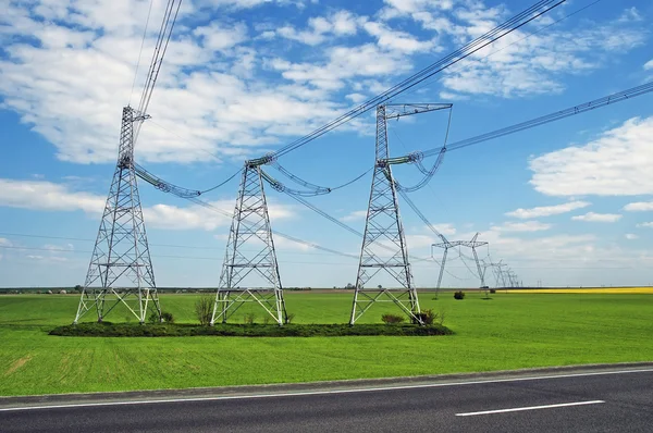 Linha de transmissão elétrica — Fotografia de Stock