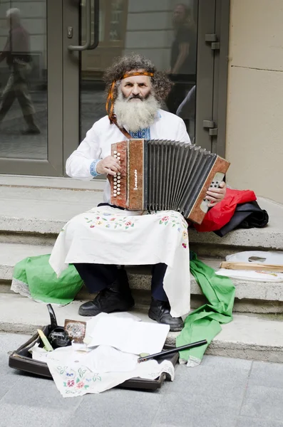 Színes ember a hagyományos ruha, játszott a harmonika — Stock Fotó