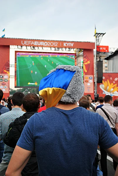 Ukrainian supporter in cap with national Ukrainian flag — Stock Photo, Image
