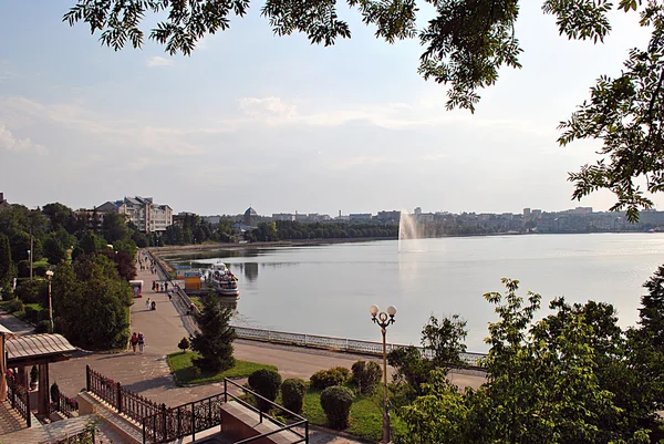 Quay of the Town lake in Ternopil — Stock Photo, Image
