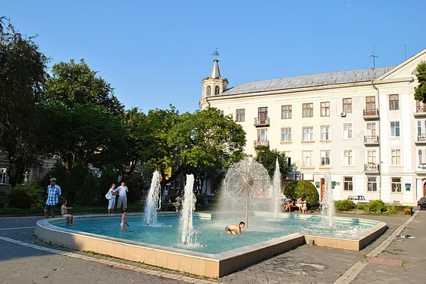 Fontaine dans le centre de Ternopil — Photo