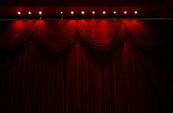 Röda sammetsgardiner arrangerar teater — Stockfoto