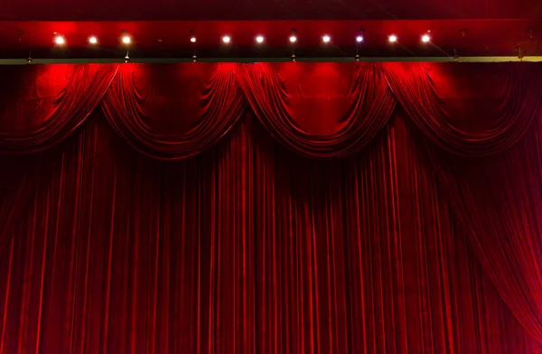 Rood fluweel theater podiumgordijnen — Stockfoto