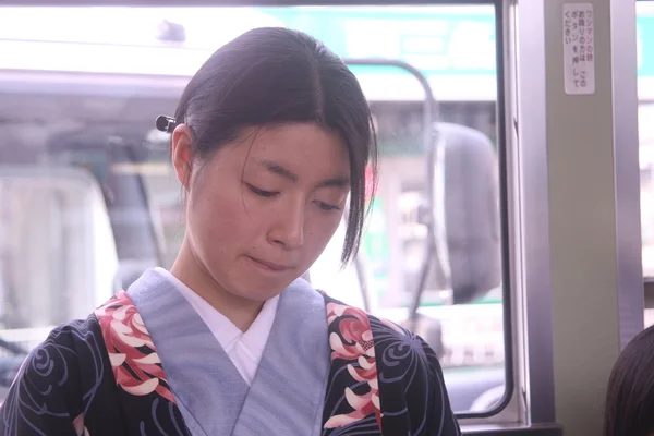 Счастливая девушка в кимоно — стоковое фото
