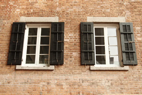 Vägg med fönster — Stockfoto