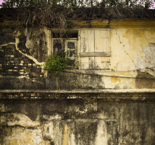 Voorkant van een oud huis — Stockfoto