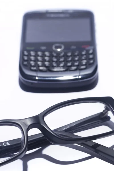 Svarta glasögon och mobiltelefon — Stockfoto