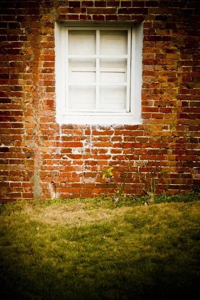 Kırmızı tuğla ve beyaz pencere — Stok fotoğraf