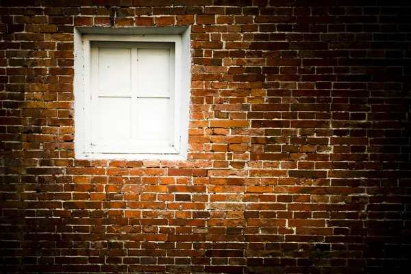 Red brick and white window — Stock Photo, Image