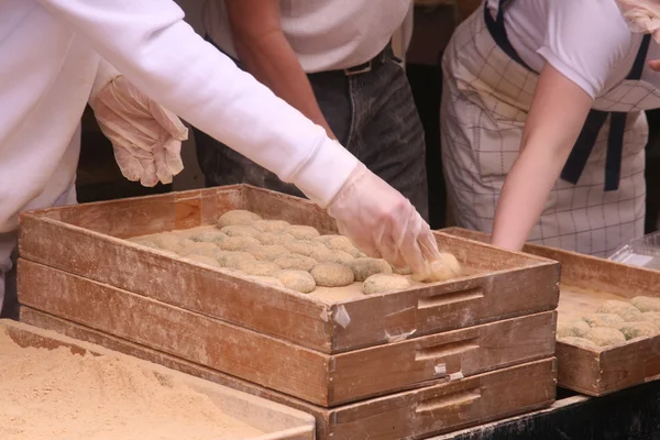 Torta giapponese fatta da pavimento di riso e verde sulla scatola di legno Immagine Stock