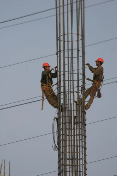 Men hanging on rebar constrution — Stock Photo, Image