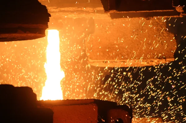 Расплавленная сталь на заводе — стоковое фото