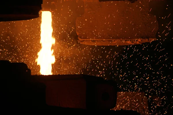 Tavená ocel v továrně — Stock fotografie