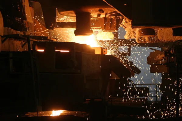 Olvasztott acél a gyárban — Stock Fotó