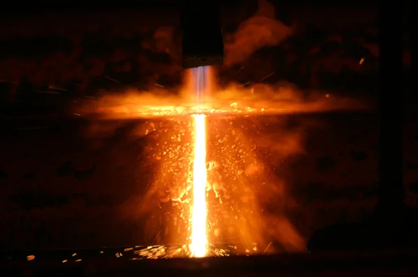Різання червоної гарячої сталевої планки — стокове фото