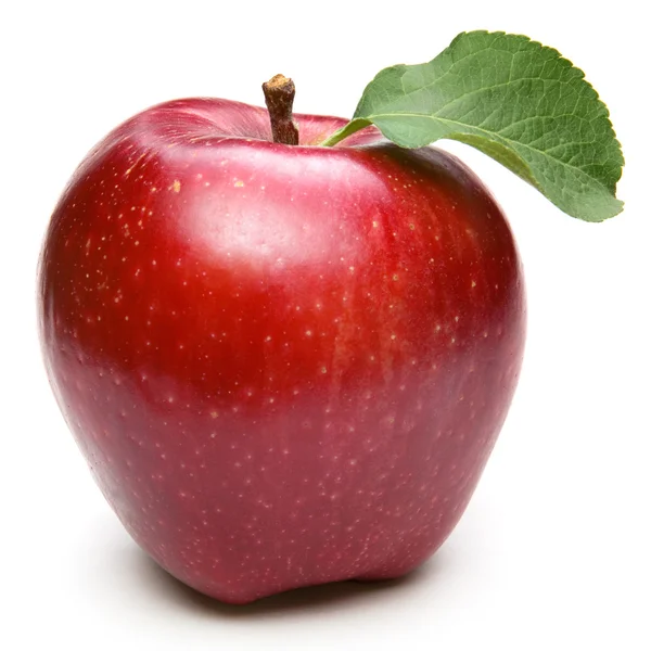 Roter Apfel mit Blättern — Stockfoto
