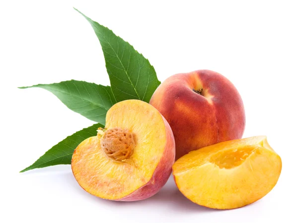 Färsk persika frukt och hälften — Stockfoto