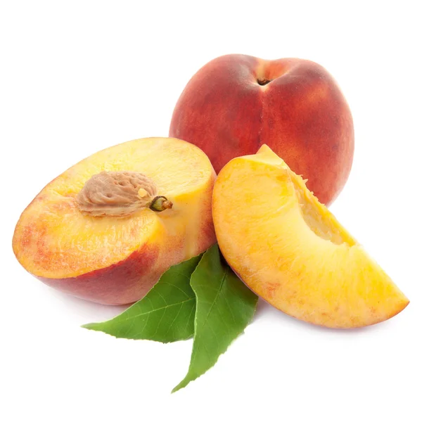 Frutos de pêssego frescos e metade — Fotografia de Stock