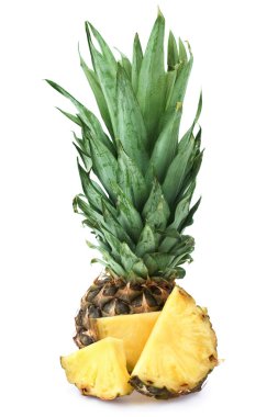 gür yeşil yaprakları ile olgun ananas