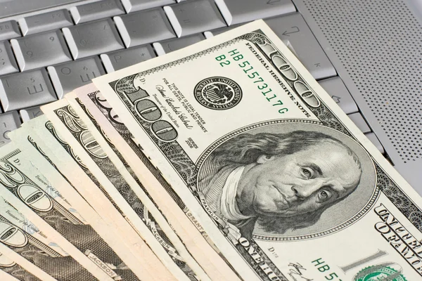 Dollars op een laptop — Stockfoto