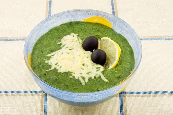 Cremesuppe aus Spinat mit Pilzen und Oliven — Stockfoto