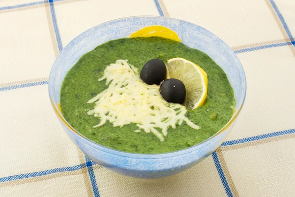 Сливочный суп из шпината с грибами и оливками — стоковое фото
