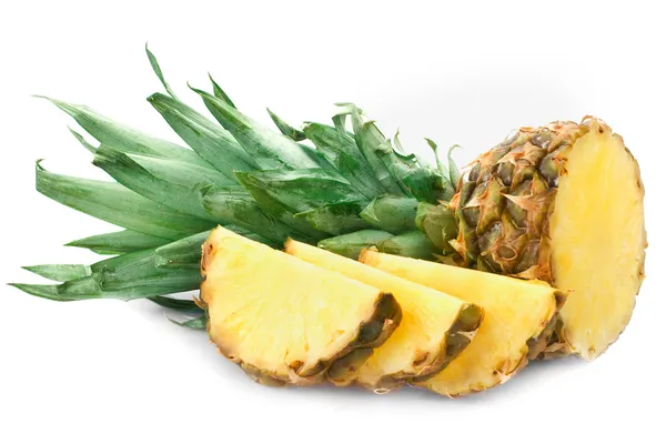 Rijp ananas met weelderige groene bladeren — Stockfoto